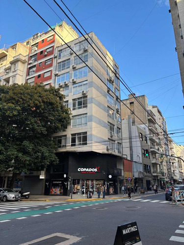 Hermoso Piso De 4 Amb. Baño Y Toilette En Esquina Todos Los Ambientes Son  A La Calle. Todo Luz Y Color