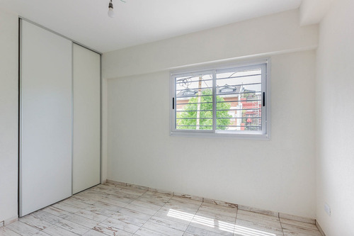 En Venta. Ph. 2 Amb. Patio Y Terraza Propios. Sin Expensas.