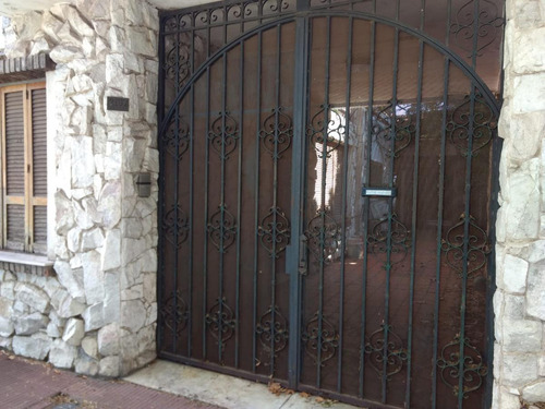 Imagen 2 de 17 de Casa De 3 Dormitorios En Venta En Alberdi Centro Con Cochera Para 3 Autos