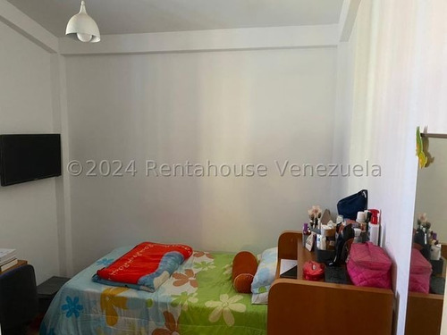 Townhouse En Venta Remodelado Urbanización Santa María Los Teques