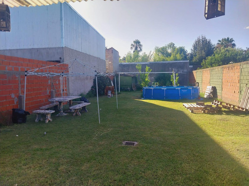 Casa En Venta - 3 Dormitorios 1 Baño - Local - Cochera - Lisandro Olmos, La Plata