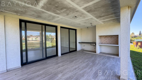 Venta Casa - Barrio Privado Santa Emilia / Pilar Del Este