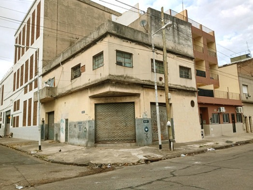 Lote Con Local Y Vivienda Frente Universidad De Avellaneda.