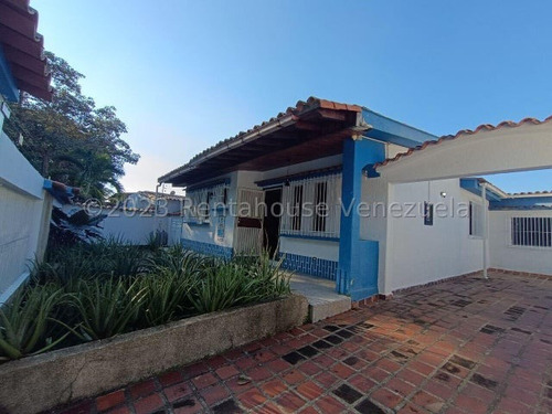 En Venta Comoda Y Amplia Casa, Ubicada En Una Zona Tranquila, Calle Semi Cerrada Inm, Family Room Con Tasca, Patio Con Parrillera. Trigal Sur