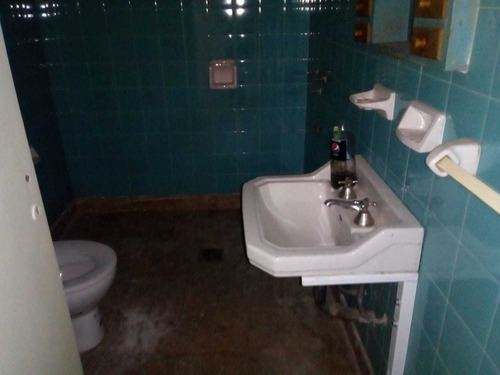 Imagen 5 de 8 de Eliseo Canton 2600 Local 22 Ms2 Con Un Pequeño Deposito Y Baño.