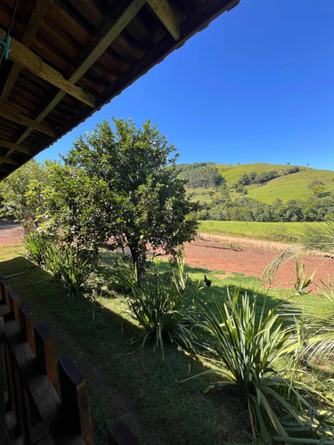 Vende Se Uma Propriedade Com Porteira Fechada