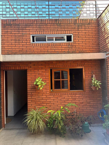 Casa Con Garage Sobre Avenida En Venta!!!