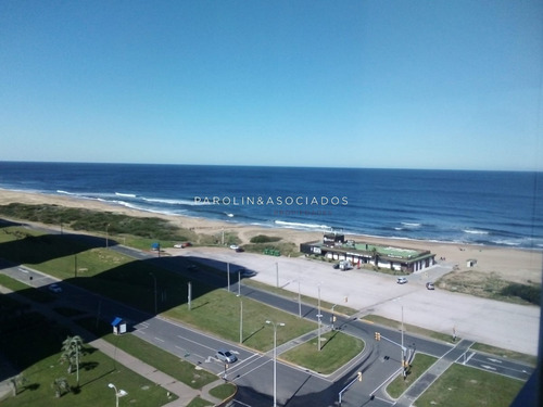 Departamento De 3 Dormitorios En Edificio Tiburón, Punta Del Este- Ref: 1951
