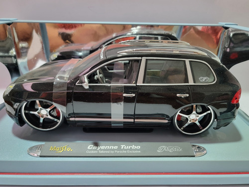 Auto A Escala 1/18 Porsche Cayenne Turbo Playerz Negro (Usado)