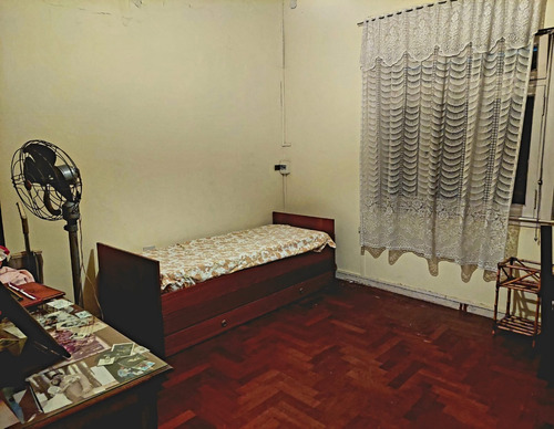 Casa De 3 Ambientes Con Local Y Gran Parque En Zapata Al 700, Banfield Oeste