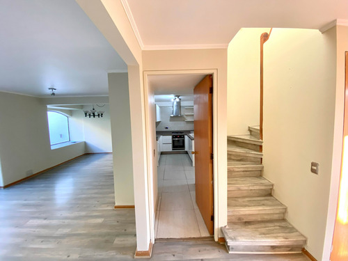 Oportunidad: Arriendo Casa 3d/2b + Servicio, Est. Techado