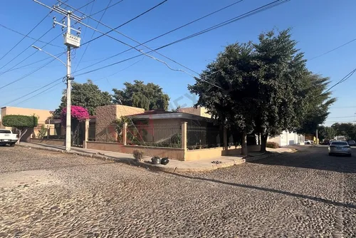 Casa En Chapultepec: 1 Piso, Confort Y Amplitud.