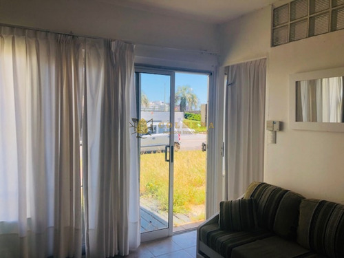 Apartamento En Excelente Ubicacion, De 2 Dor, 2 Baños Cruzando La Calle Esta La Playa Mansa Parada 3 Consulte.-ref:1358