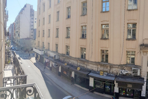 Imagen 14 de 30 de Uruguay Al 100. Semipiso. 3 Ambientes. 2 Dormitorios. Superficie 60 M2. Piso 2. Al Frente A La Calle. Balcón. Detalles De Categoría. Pisos De Roble De Eslavonia Con Guardas En Recepción Y Dormitorios.