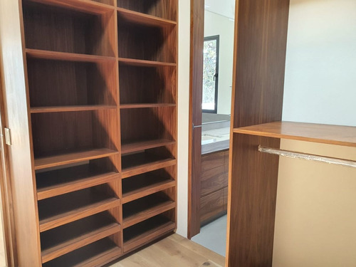 De Revista Casa Nueva En Venta, Vistahermosa, Calle Cerrada