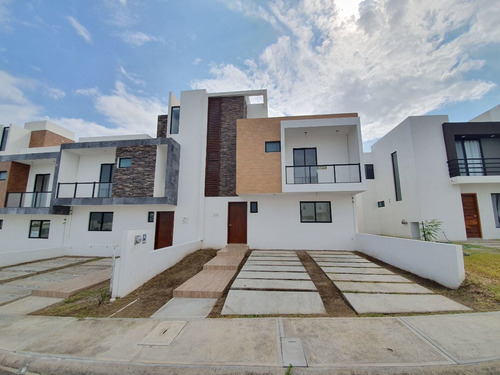 Imagen 1 de 26 de Fracc Lomas De La Rioja Casa En Venta Con Roof Garden Vista