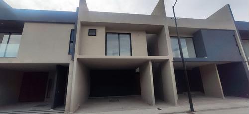 Casa 12 En Venta En El Refugio, Condominio Zirahuen, Queretaro, Queretaro