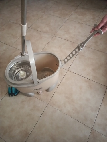 Imagen 3 de 8 de Balde Y Escurridor Con Pedal, Ruedas Y Manija Drenaje