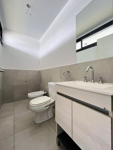 Lomas De Manantiales Duplex De 3 Dormitorios 3 Baños Patio