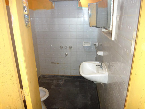 Casa De 2 Dormitorios En Zona Industrial, Cocina Comedor, Baño, Lavadero Patio De 240 M2 Con Galpón Parabólico De 100 M2 (ideal Taller /depósito). Terreno De 10 X 38 Orientado Al Norte.