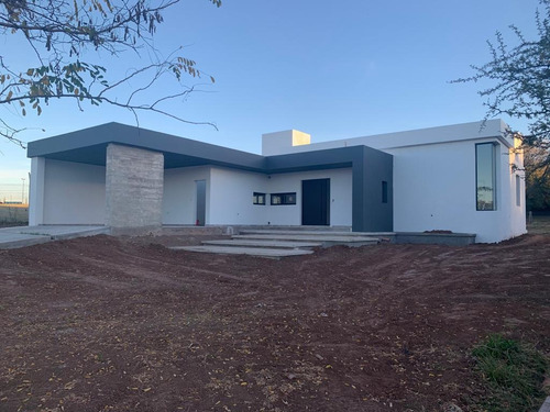 Imagen 1 de 13 de Casa En Venta De Tres Dormitorios, Barrio Cerrado El Bosque, Zona Norte, Córdoba