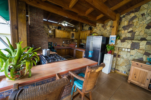 Imagen 6 de 30 de Majestuosa Mansión En San Isidro Piscina A La Venta 2 Salas Comedor Amplia Y Moderna Cocina 3 Cuartos De Servicio Con Su Baños Baño De Visita Área De Lavado Y Planchado Oficina Almacén Marquesina 4