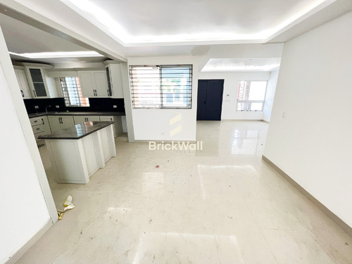Exclusiva Casa Con Jacuzzi En El Proyecto Cerrado Llanos Gurabo