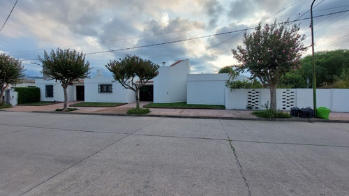 Importante Casa De 4  Dormitorios - Barrio El Golf - Alta Gracia, Cordoba