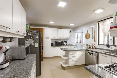 Imagen 9 de 26 de Exquisita Casa 5 Dorm. En Calle Tranquila Golf De Manquehue