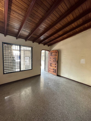 Casa En Venta De Dos Niveles En Urbanizacion El Paraiso Cabudare