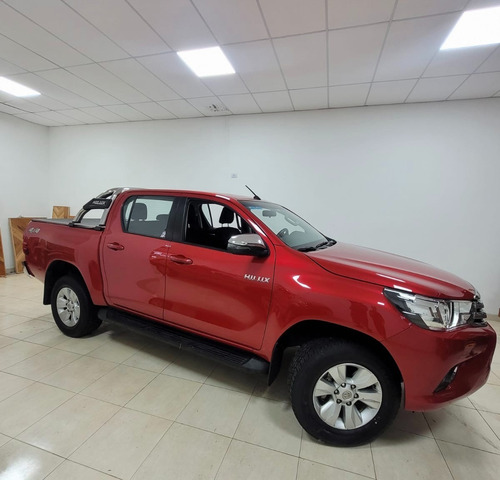 Imagen 3 de 17 de Toyota Hilux 2.8 Cd Srv 177 Cv 4x4 At