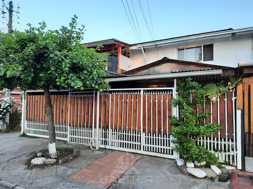 Amplia Casa Esquina En Venta De 3 Dorm. 2 Baños En Curicó
