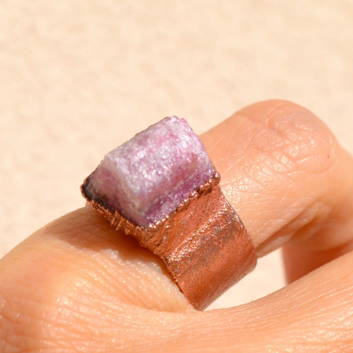 Imagen 1 de 10 de Anillo Texturado Con Piedra Natural Turmalina Rosa Y Cobre