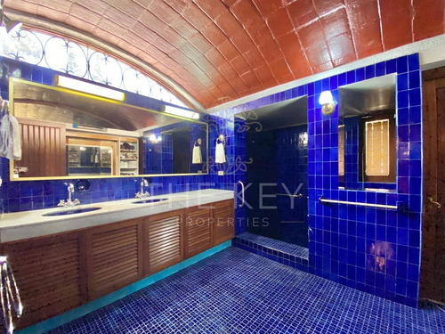 Casa En Venta De 4dorm, 3 Serv, Piscina, Jardin. En Vitacura