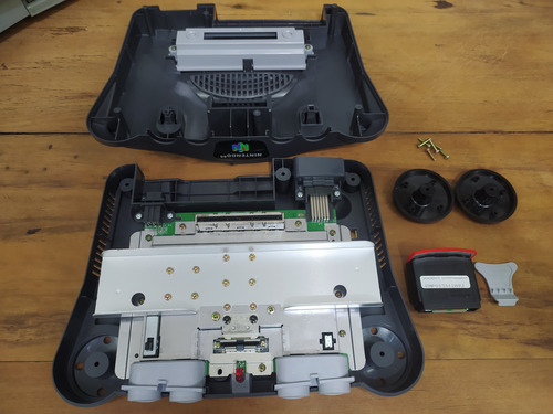 Nintendo 64 Na Caixa C/ Manual Ed. Gradiente Serial Batendo + Expansion Pak, Yoshi's Story, 1 Controle, Cabos E Manuais Originais (Usado)