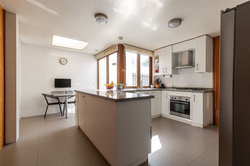 Casa En Arriendo De 5 Dorm. En Las Condes