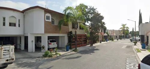 Casa De Dos Niveles Con Amplia Cochera