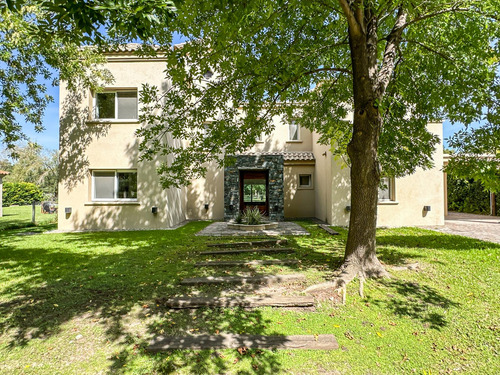 Casa En Venta Barrio Los Jazmines, Pilar Del Este