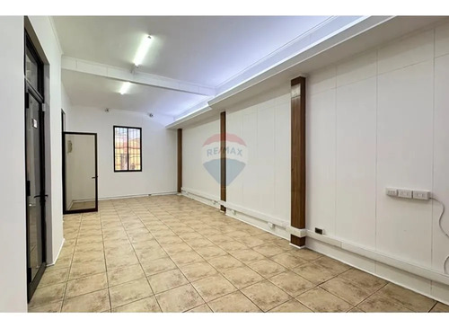 Espacio Mixto 213 M² Con Oficinas Y Bodegaje