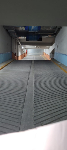 Se Alquila Cochera En Calle Moreno 550, Entre Moreno Y Adolfo Alsina, Barrio De Monserrat.