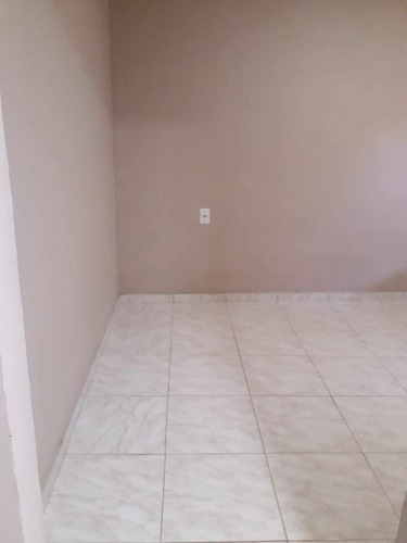 Casa Com 3 Cômodos, 1 Banheiro, Lavanderia, Quintal Amplo.