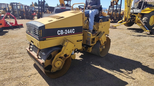 Compactador Vibratorio Caterpillar Diesel 2 Cil. 2.5 Ton. 