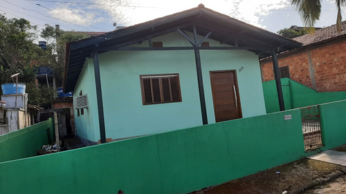 Casa Com Aprox. 250mts, 3 Quartos, 2 Salas, Cozinha, Banheiro, Área De Serviço Com Fogão A Lenha, Churrasqueira E Garagem