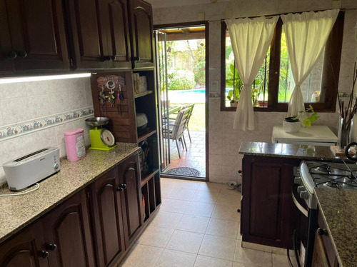 Imagen 7 de 25 de Challet En 2 Plantas , 3 Dorm , Hermoso Jardin, Cerca De Av Del Libertador