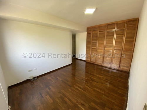 Espectacular Apartamento Con Bella Vista Panorámica En La Tahona. #25-15992