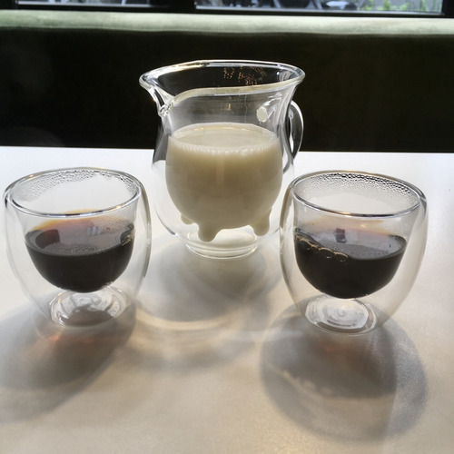 Imagem 6 de 9 de Jogo Caneca Xícara Jarra Vaquinha Com 2 Copos De Vidro
