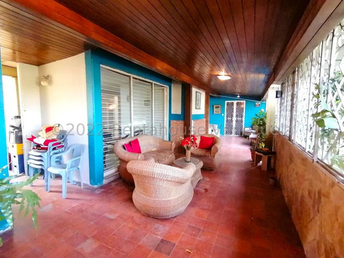 Dennymar, Vende Al Este De La Ciudad, Acogedora Casa Distribuida Armónicamente En 6hab, 4 Baños, Sala Comedor, Cocina, Ideal Para Acondicionar Y Personalizar A Gusto Propio, Contáctame Be557e