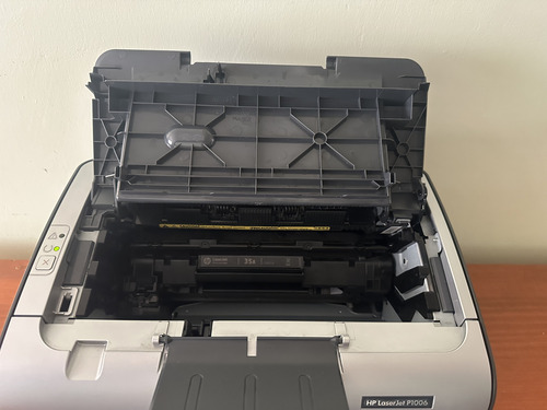 Impresora Monocromática Hp Laserjet P1006 Con Tóner Original Azul Acero (Usado)