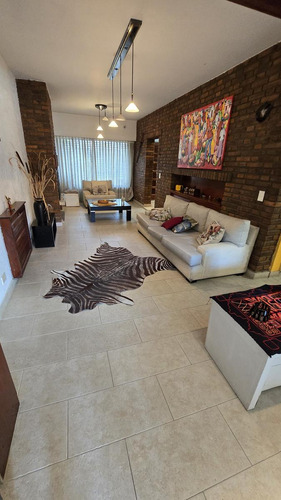 Casa Tipo Chalet De 6 Ambientes Con Jardin, Pileta Y Cochera En Venta. Olivos