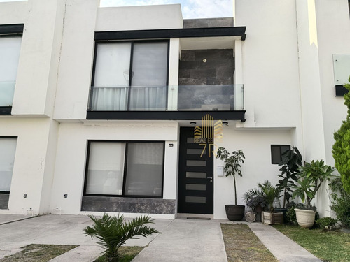 Casa En Venta En Zibata Con 3 Recámaras Y Baño Privado Cada Una